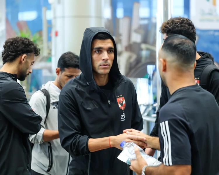 توافد لاعبي الأهلي إلى مطار القاهرة استعدادًا للسفر إلى الإمارات