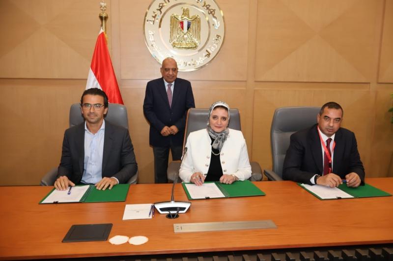 وزير الكهرباء يشهد مراسم توقيع اتفاقيات تنفيذ مشروعين للطاقة الشمسية وبطاريات تخزين