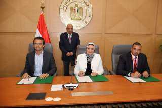 وزير الكهرباء يشهد مراسم توقيع اتفاقيات تنفيذ مشروعين للطاقة الشمسية وبطاريات تخزين