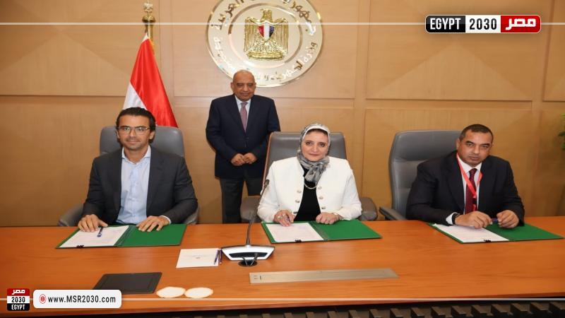 جانب من التوقيع