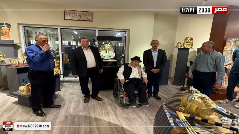 عالم الآثار الياباني يوشيمورا 