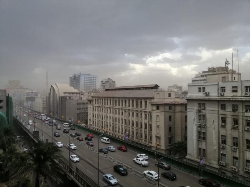 ”الأرصاد” تُحذر المواطنين من الوقوف تحت أعمدة الإنارة.. تعرف على الأسباب؟