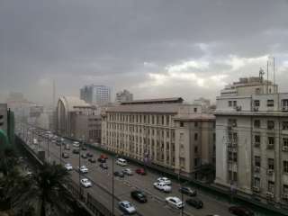 ”الأرصاد” تُحذر المواطنين من الوقوف تحت أعمدة الإنارة.. تعرف على الأسباب؟