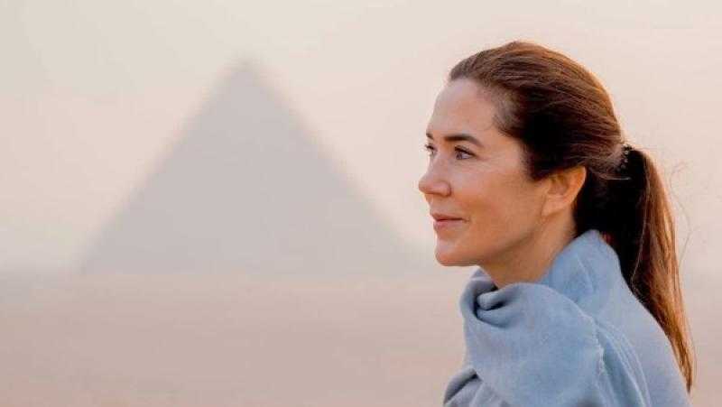من أمام الأهرامات.. الملكة ماري تعيد للعالم دهشة وعظمة الحضارة المصرية
