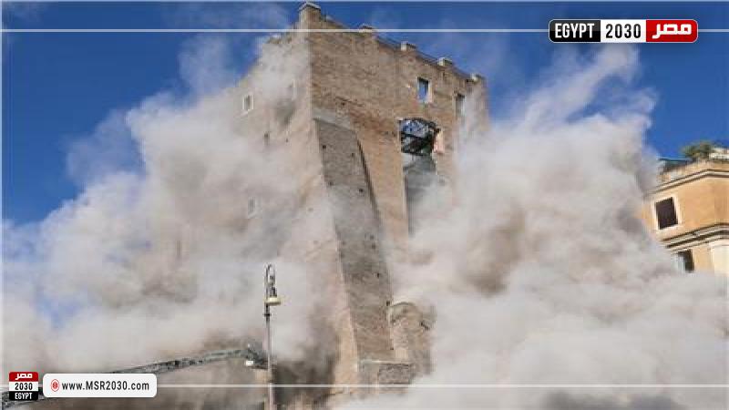 انهيار جزئي لبرج تاريخي 