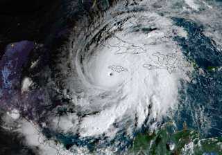 إعصار ”كالمايجي” يضرب وسط الفلبين ويتسبب في تشريد الآلاف