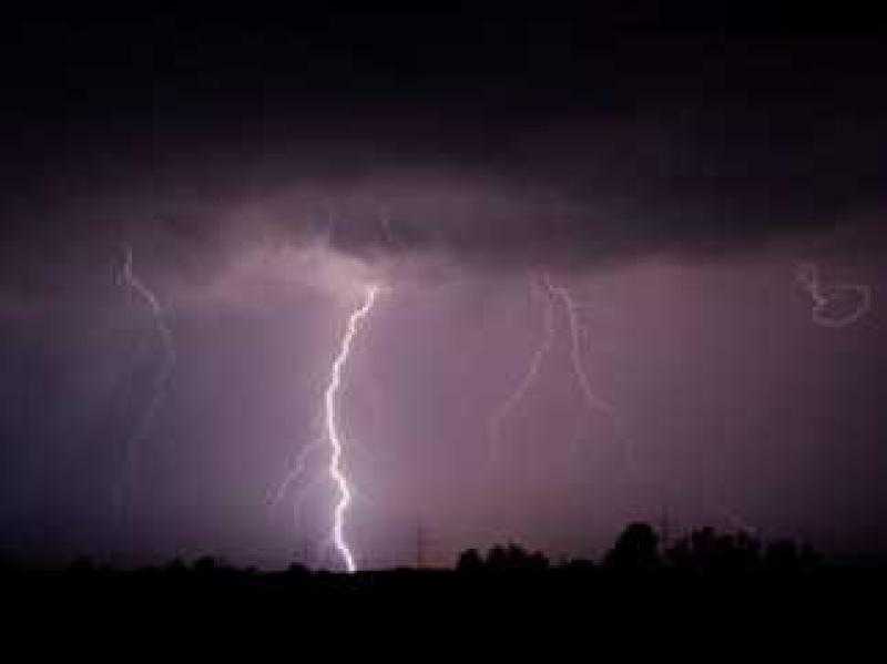 مصرع وإصابة 4 أشخاص صعقًا بالبرق فى البحيرة