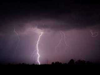 مصرع وإصابة 4 أشخاص صعقًا بالبرق فى البحيرة مصرع وإصابة 4 أشخاص صعقًا بالبرق فى البحيرة