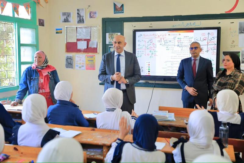 جانب من جولة وزير التعليم