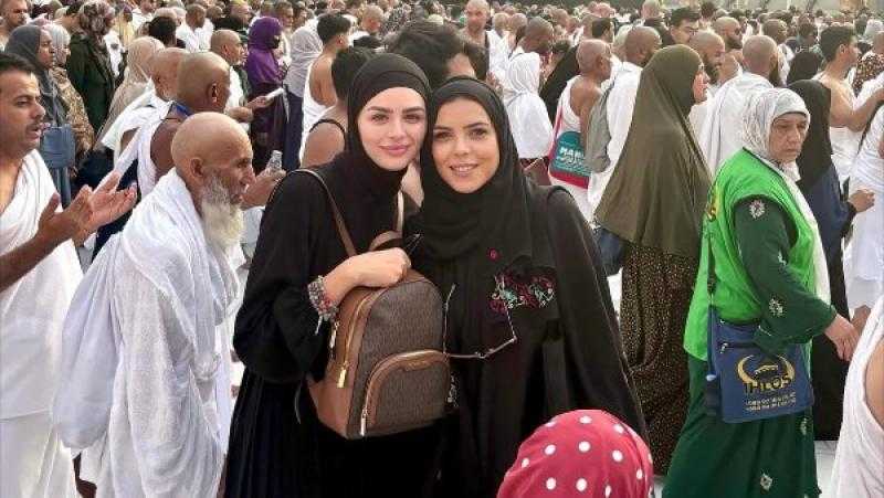 ناهد السباعي تؤدي العمرة برفقة هنادي مهنا