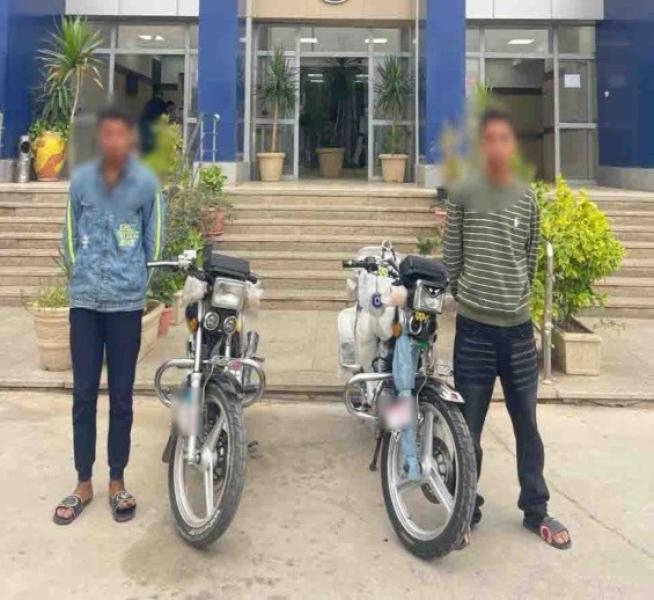 القبض على شابين استعرضا بدراجتين ناريتين على طريق سريع بالقاهرة