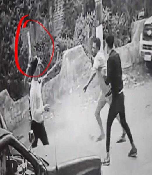 ” تاخد كام وتسيب القمر اللي معاك ” .. ذراع شاب تقطع دفاعا عن زوجته في الدقهلية