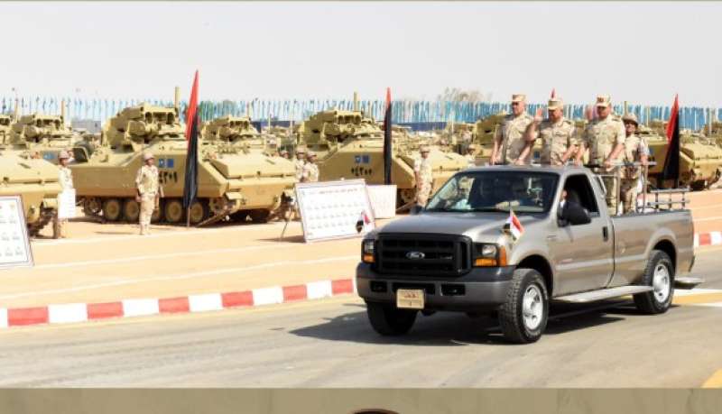 وزير الدفاع يشهد إجراءات تفتيش الحرب لأحد تشكيلات المنطقة المركزية العسكرية