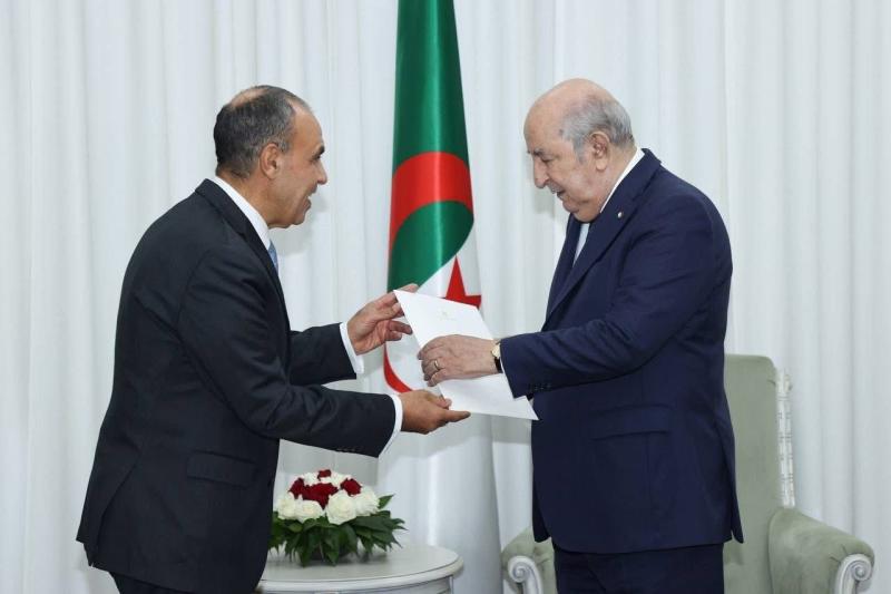 وزير الخارجية يسلم الرئيس الجزائري رسالة خطية من الرئيس السيسي