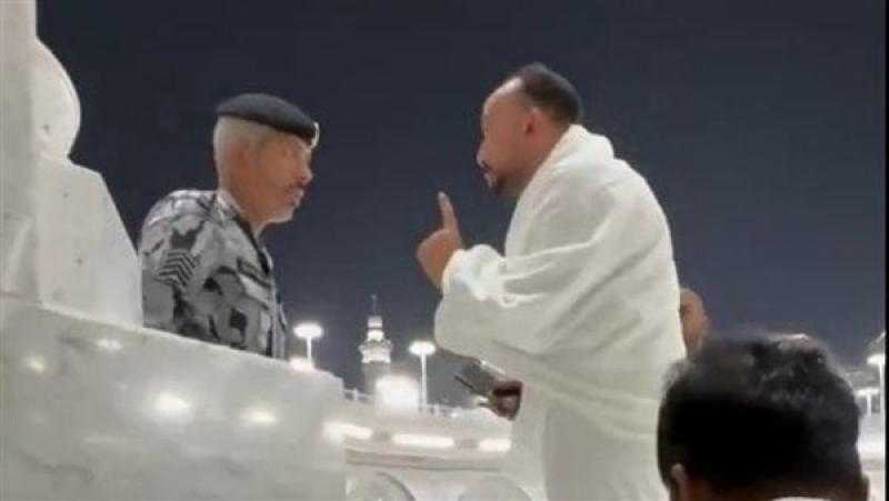 بعد تداول فيديو الواقعة.. الخارجية تتابع تفاصيل مشادة معتمر مصري مع شرطي داخل الحرم المكي