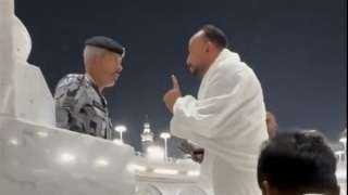 بعد تداول فيديو الواقعة.. الخارجية تتابع تفاصيل مشادة معتمر مصري مع شرطي داخل الحرم المكي