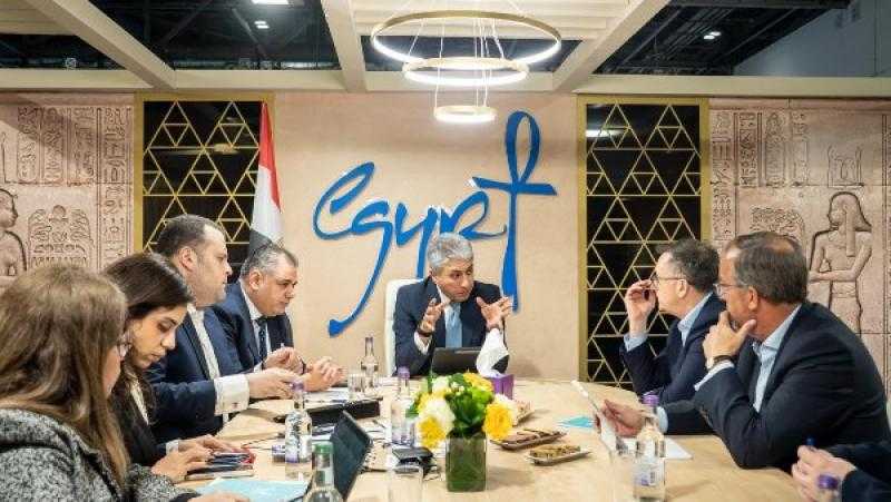 وزير السياحة والآثار يعقد سلسلة لقاءات مهنية مع مسئولي عدد من شركات الطيران العالمية