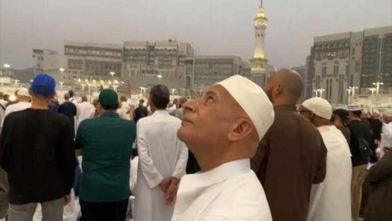 أحمد موسى يشارك جمهوره لحظات روحانية أثناء أداء العمرة