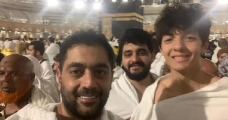 أحمد فلوكس يؤدي مناسك العمرة برفقة نجله ويشارك اللحظات الروحانية مع متابعيه