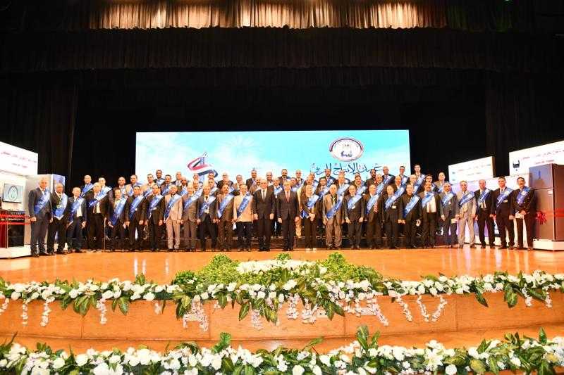 تحت عنوان يوم العائلة.. وزير الدولة للإنتاج الحربي يلتقي العاملين ويكرّم المتميزين بحضور أسرهم