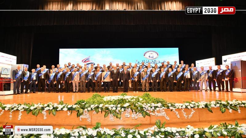 وزير الدولة للإنتاج الحربي يلتقي العاملين ويكرّم المتميزين