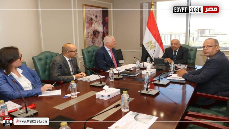 وزير الكهرباء خلال الاجتماع