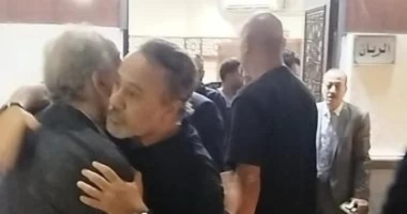 نجوم الفن يشاركون في عزاء زوجة الفنان حسن العدل
