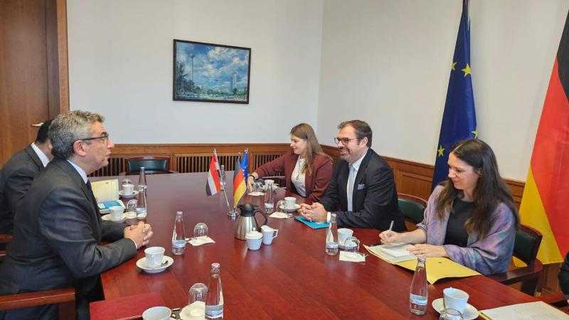 السفير المصري في برلين يبحث مع وزير الدولة بوزارة الخارجية الألمانية سبل تعزيز العلاقات الاقتصادية