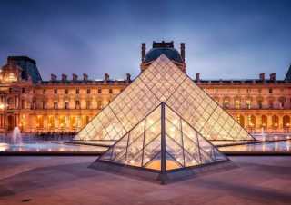 متحف اللوفر يعلن تدابير طارئة بعد سرقة مجوهرات التاج الفرنسي