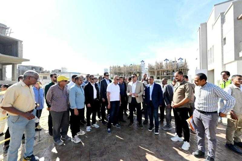 وزير الإسكان يتفقد مشروع ”مارينا 8” وتطوير الطريق الرئيسي لمدخل مارينا 5