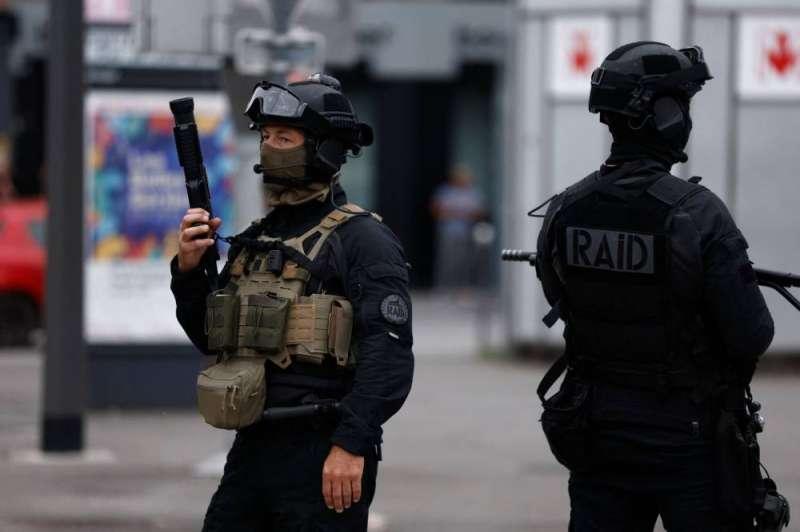 حبس ثلاث نساء بتهمة التخطيط لهجوم في باريس