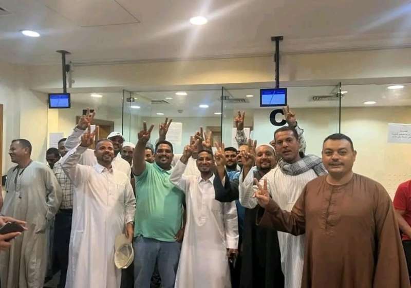 المصريون في قطر يتوافدون على مقر السفارة المصرية للمشاركة بانتخابات النواب