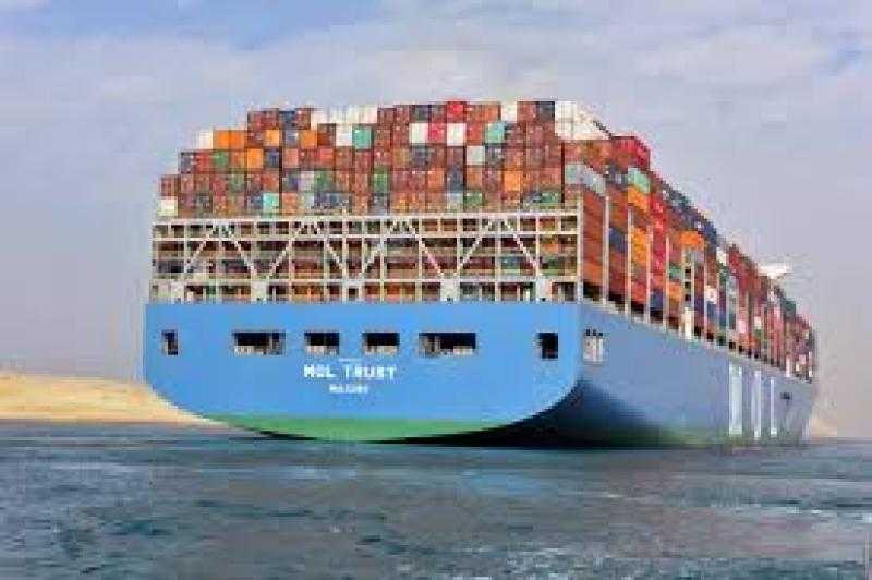 ربيع: 30 سفينة عملاقة عبرت قناة السويس برسوم 32 مليون دولار.. فيديو