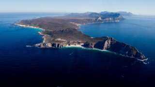 كم تخسر السفن العابرة من رأس الرجاء الصالح؟ رئيس قناة السويس يكشف عنها