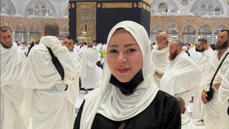 أسما إبراهيم تؤدي مناسك العمرة وتشارك جمهورها لحظات روحانية أمام الكعبة