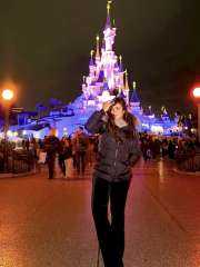 في شوارع أوروبا..أحدث ظهور للفنانة ياسمين عبدالعزيز