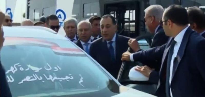 مدبولي يشهد تجربة أول سيارة كهربائية تم تجميعها في مصر
