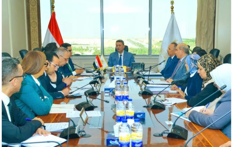 «التموين» تبحث إنشاء مركز لوجيستي عالمي للحبوب في ميناء شرق بورسعيد لتعزيز الأمن الغذائي