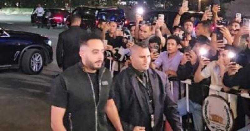 وصول الفنان عصام السقا عزاء والد محمد رمضان