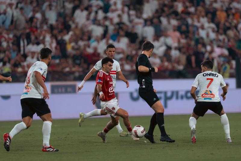 الأهلي يتوج بكأس السوبر المصري بعد الفوز على الزمالك بهدفين دون رد
