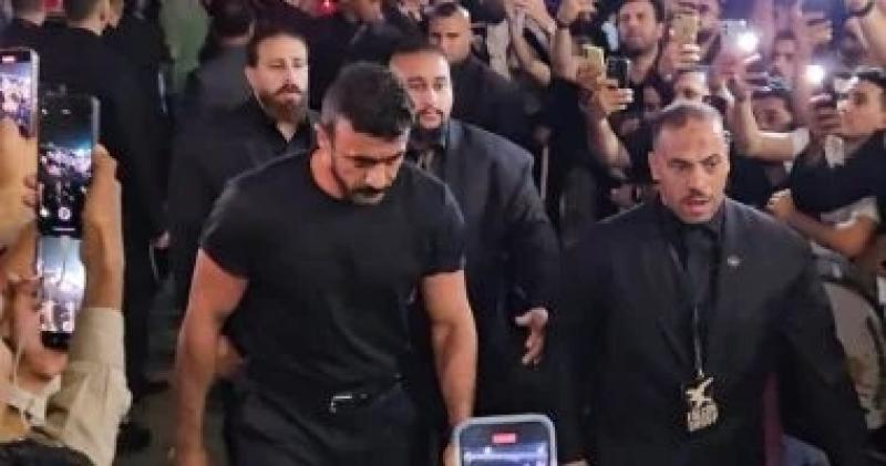 العوضى وتايسون وأحمد عيد ودينا فؤاد فى عزاء والد محمد رمضان