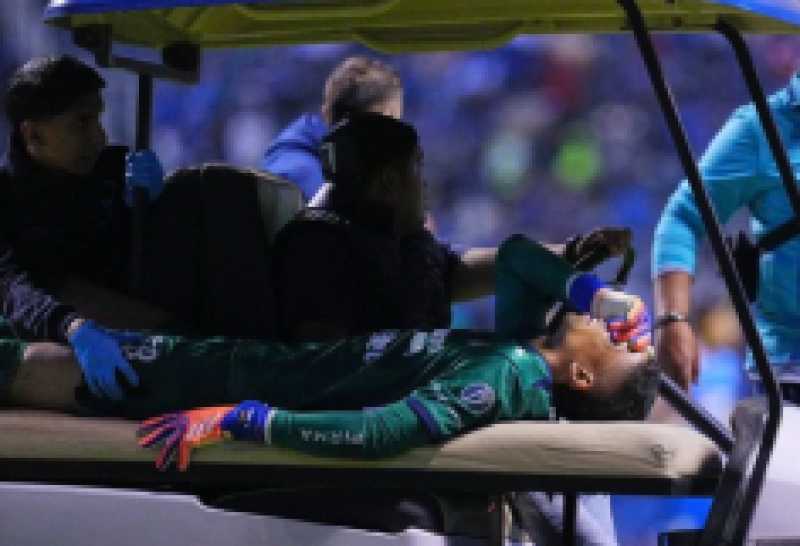 كسر في الساق لحارس كولومبيا بعد تدخل مرعب في الدوري المكسيكي.. وغضب جماهيري يطالب بعقوبات