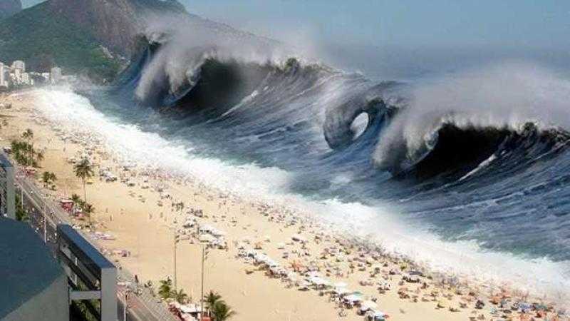 أمواج عاتية تضرب جزيرة بإسبانيا والسلطات تحذر من البحر