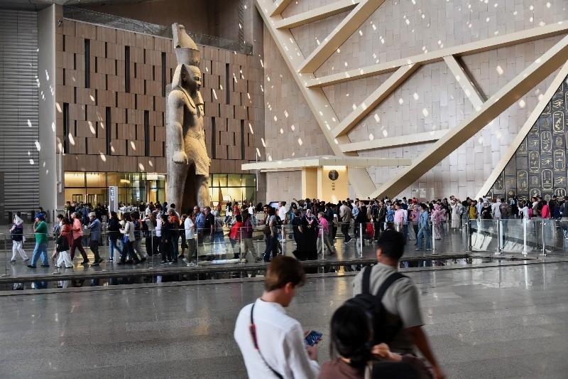 المتحف المصري الكبير يستقبل 12 ألف زائر اليوم وسط تزايد الإقبال الجماهيري