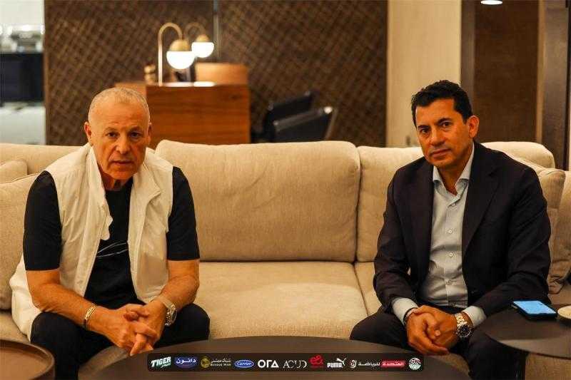 وزير الرياضة وهاني أبو ريدة يجتمعان بمنتخب مصر في معسكر الإمارات