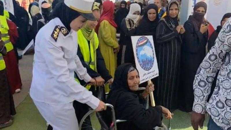الشرطة النسائية بأسوان تساعد كبار السن باللجان الانتخابية