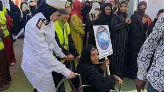 الشرطة النسائية بأسوان تساعد كبار السن باللجان الانتخابية