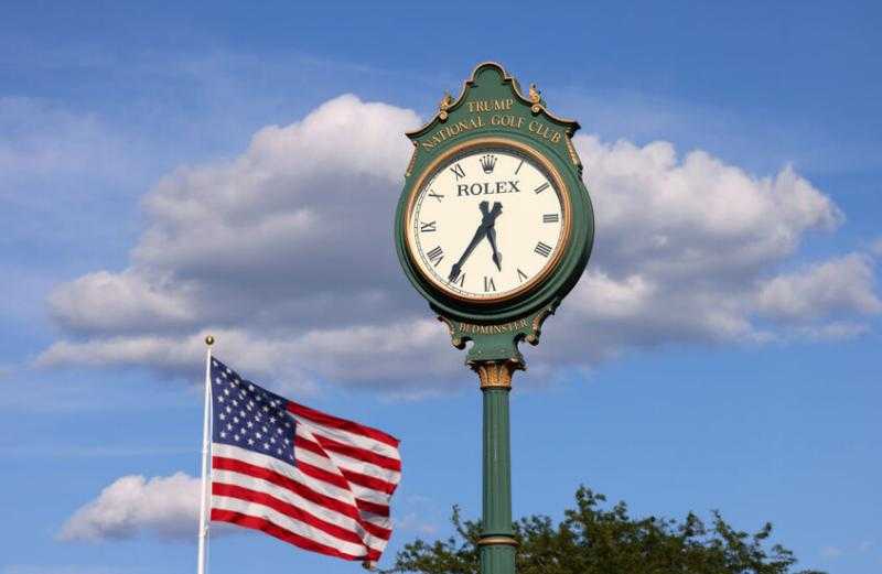 ساعة رولكس وسبيكة ذهبية.. رجال أعمال سويسريون يستجدون ترامب خفضَ رسومه الجمركية