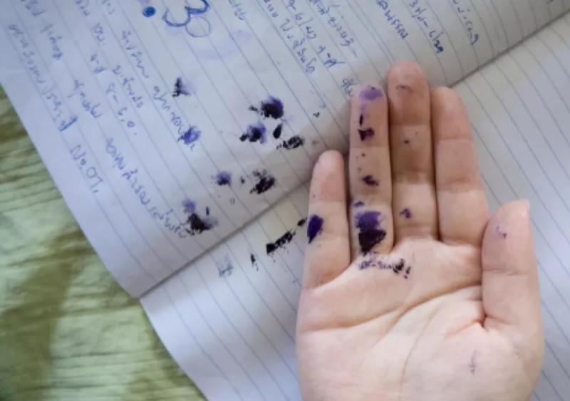 خطوات بسيطة وسهلة للتخلص من الحبر على اليدين