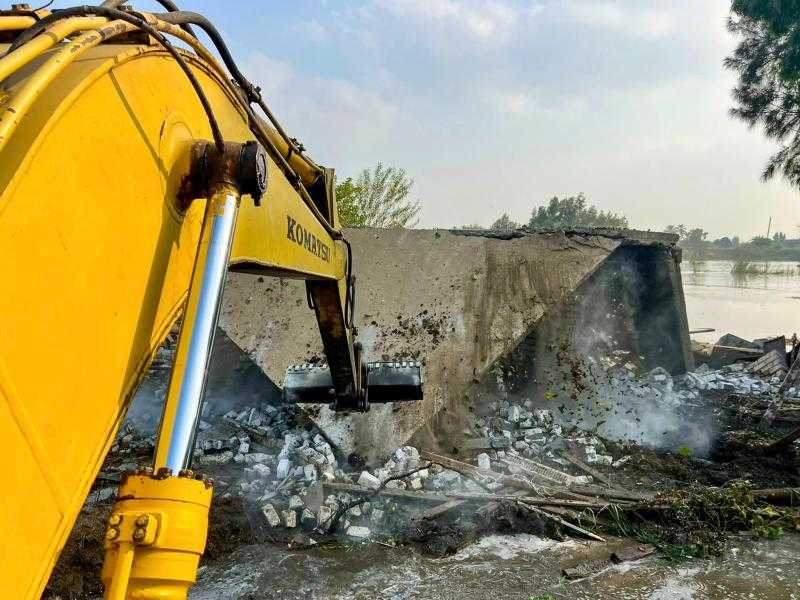 استمرار حملات إزالة التعديات على مجرى نهر النيل وبدء تنفيذ ”المشروع القومي لضبط النيل” بفرع رشيد